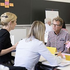 Master Versicherungsmedizin - Gruppe in Diskussion