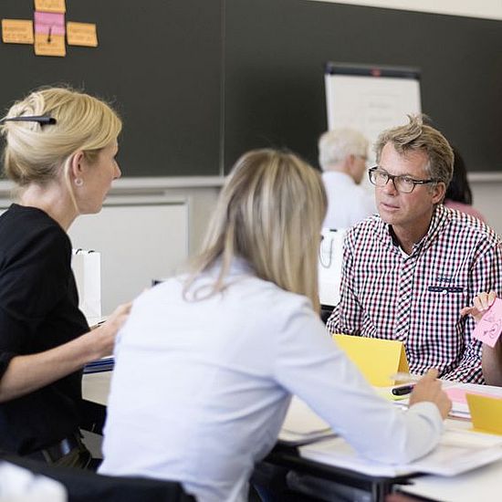 Master Versicherungsmedizin - Gruppe in Diskussion