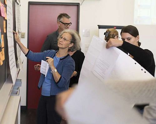 Master versicherungsmedizin Arbeit an der Wandtafel