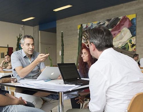Vierergruppe in Diskussion am Tisch