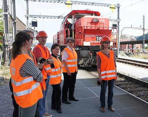Weiterbildungsgruppe auf Bahnhofsgleis