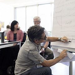 Master Versicherungsmedizin - Mann am Whiteboard