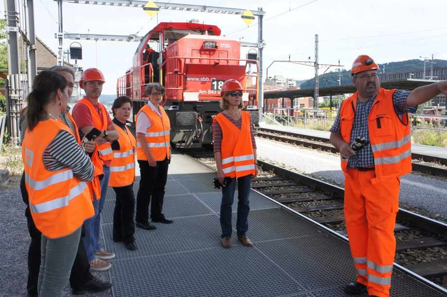 CAS Teilnehmer auf SBB Baustelle in orangen Signalwesten
